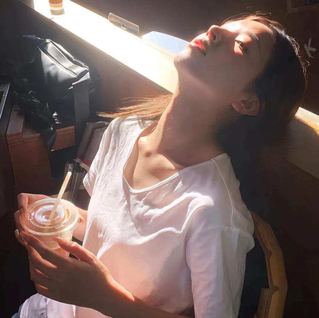 9顶假发的女孩